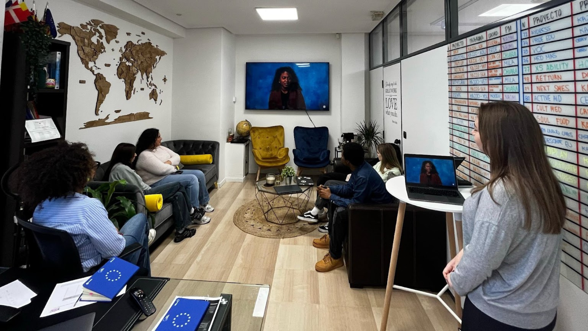 Empoderando a las mujeres jóvenes migrantes: Webinars del Proyecto VOC